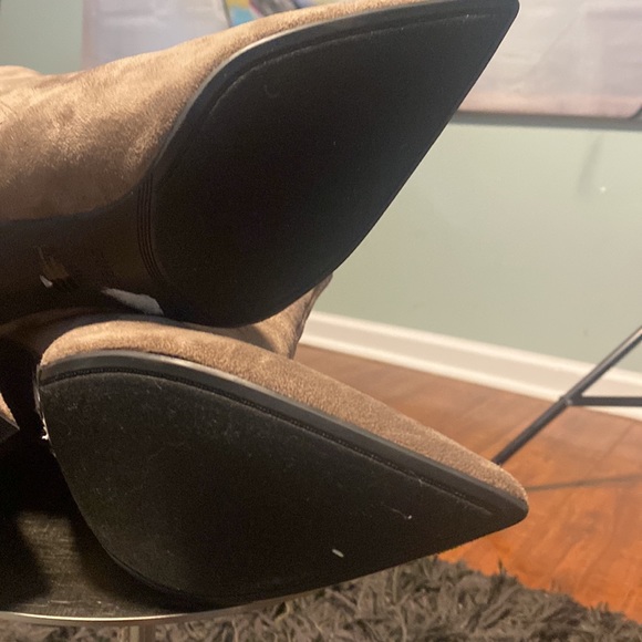 NWOT GUESS WOMEN’S DARK GRAY SUEDE POINTED TOE ANKLE FASHION BOOTS - Picture 11 of 12